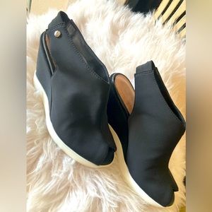 Donald PLINER Caypso crepe/ Learher wedge playful peekaboo elegance….